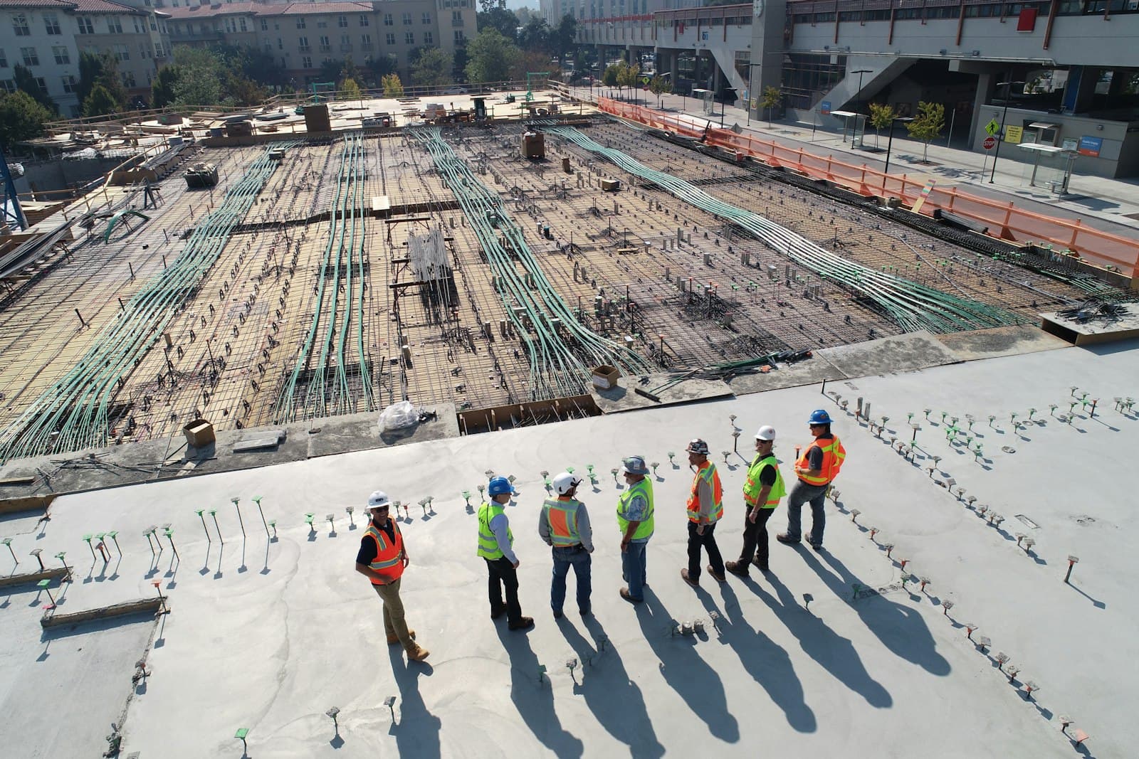 Chantier de construction et équipe d'ingénieurs